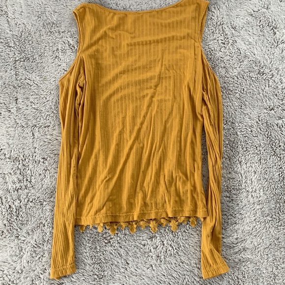 Cold shoulder top - Picture 2 of 3